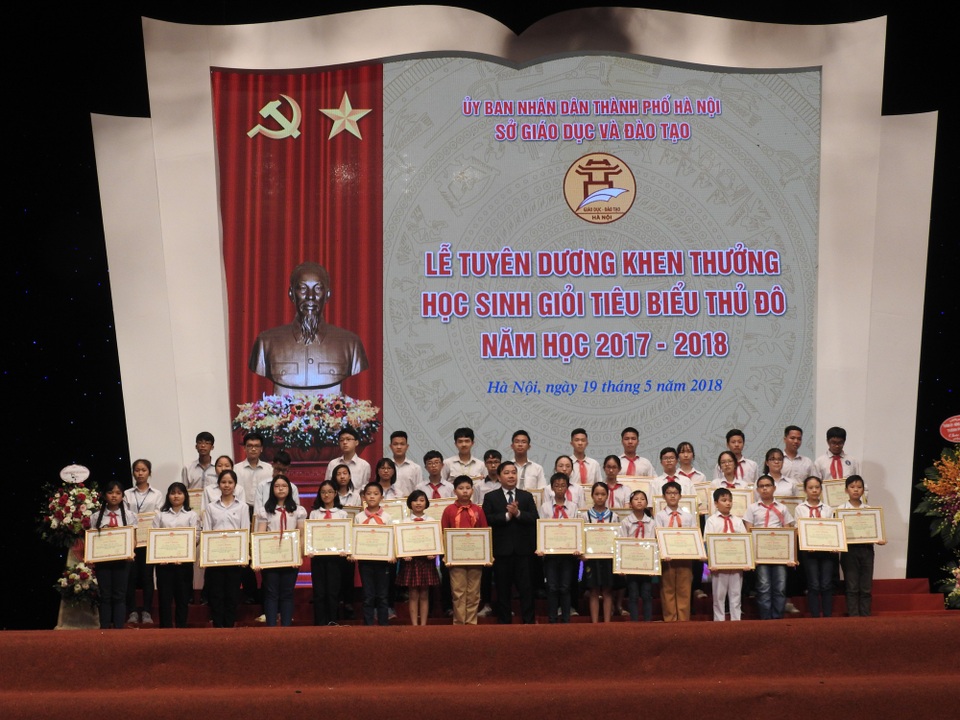 Hà Nội tuyên dương gần 1.000 học sinh giỏi tiêu biểu năm học 2017 - 2018 - 2 Ngày 19/5, gần 1.000 học sinh giỏi Thủ đô đã được vinh danh.