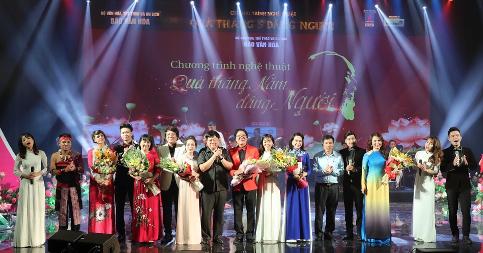 Các đại biểu tặng hoa cho nghệ sĩ sau khi kết thúc chương trình.