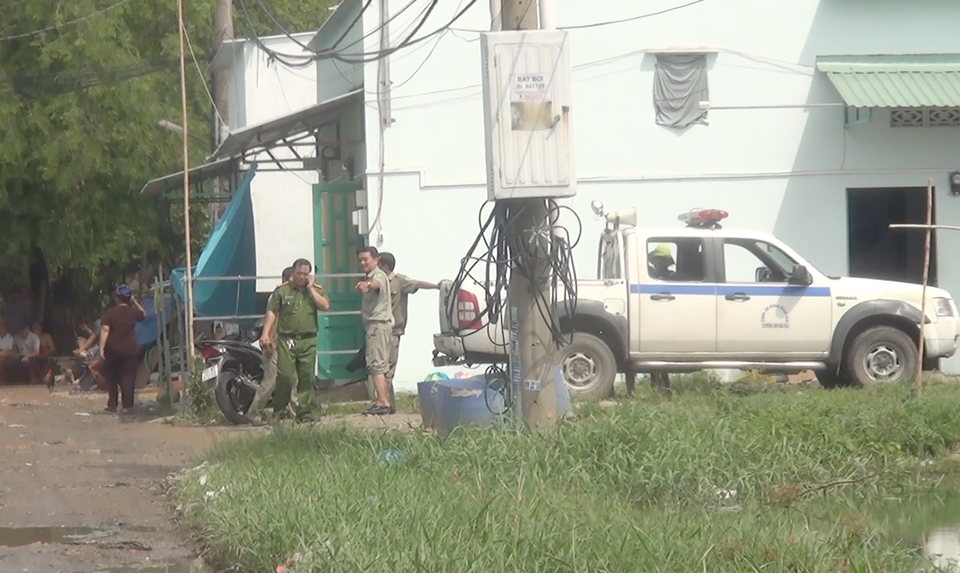 Lực lượng chức năng quận Bình Tân tại hiện trường sáng nay