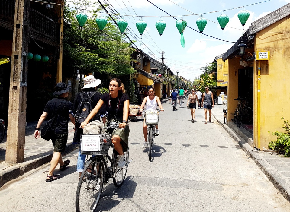 Hội An được trao giải thưởng “Giao thông đô thị toàn cầu” - 1 Du khách nước ngoài đi xe đạp ở phố cổ Hội An
