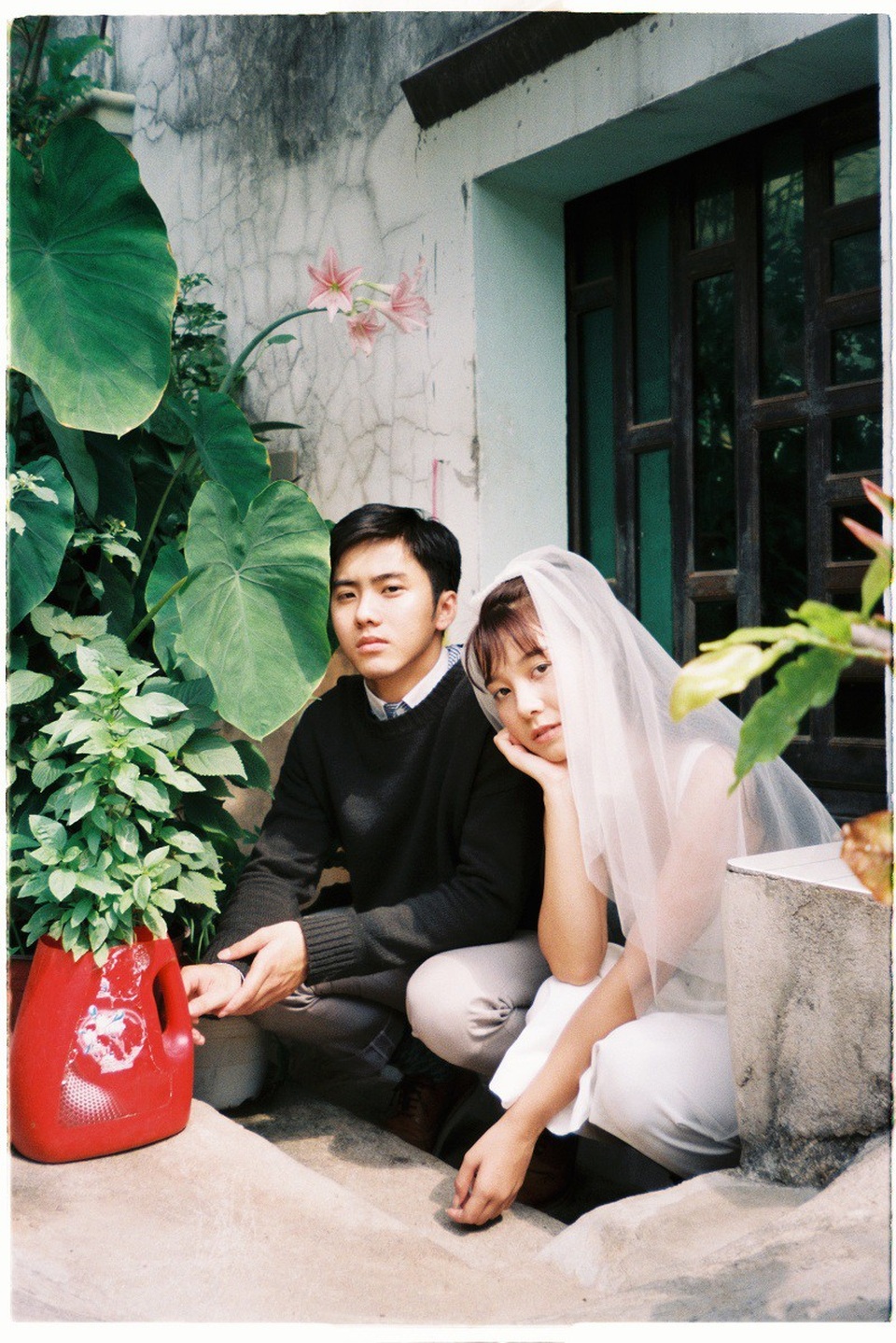 Không chụp ở phim trường, địa danh xa xỉ, bộ ảnh cưới vẫn cuốn hút - 11 Không chụp ở phim trường, địa danh xa xỉ, bộ ảnh cưới vẫn cuốn hút - 11
