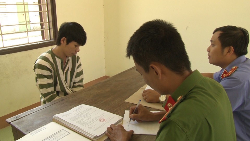 Dùng cỏ Mỹ xong đốt phá nhà, dùng dao chém người - 1 Đối tượng Trần Anh Khoa khai dùng cỏ Mỹ xong thì nổi cuồng vác dao chém người, đốt phá nhà của mình