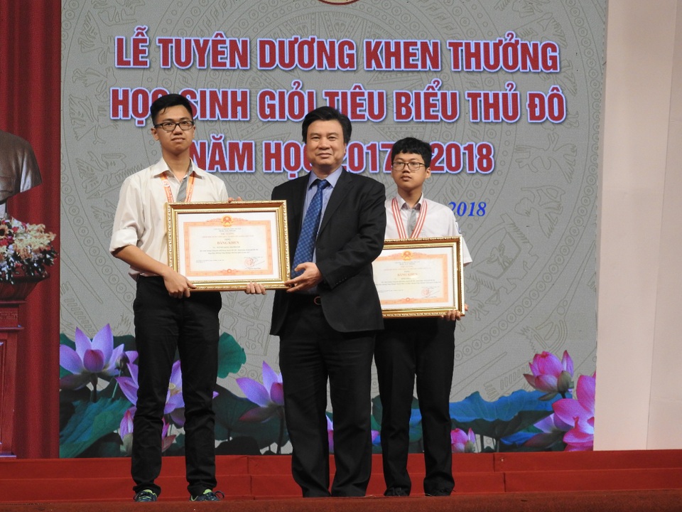 Hà Nội tuyên dương gần 1.000 học sinh giỏi tiêu biểu năm học 2017 - 2018 - 1 Thứ trưởng Bộ GD&ĐT Nguyễn Hữu Độ trao Bằng khen của Thủ tướng Chính phủ cho các em: Đinh Anh Dũng - Huy chương Vàng Olympic Vật lý Châu Á và Quốc tế năm 2017; Nguyễn Bằng Thanh Lâm - Huy chương Vàng Olympic Hóa học quốc tế 2017.