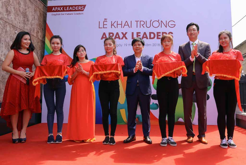 Nơi dạy tiếng Anh theo tâm thế dẫn đầu - 1 Cắt băng khánh thành Trung tâm Apax Leaders tại 201 Lê Văn Việt, Quận 9 TPHCM