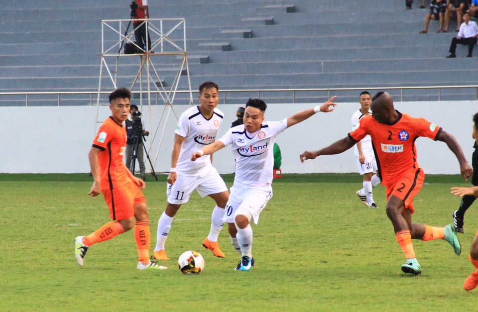 
Phi Sơn (trắng) không thể hiện được gì nhiều ở trận này.
