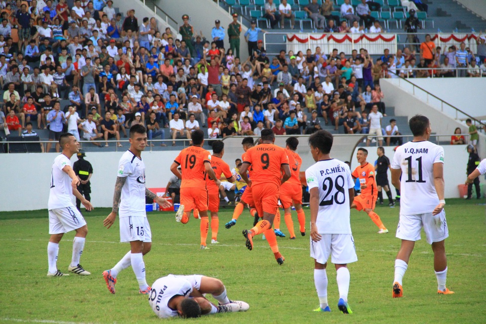 
Các cầu thủ SHB Đà Nẵng ăn mừng bàn mở tỷ số.
