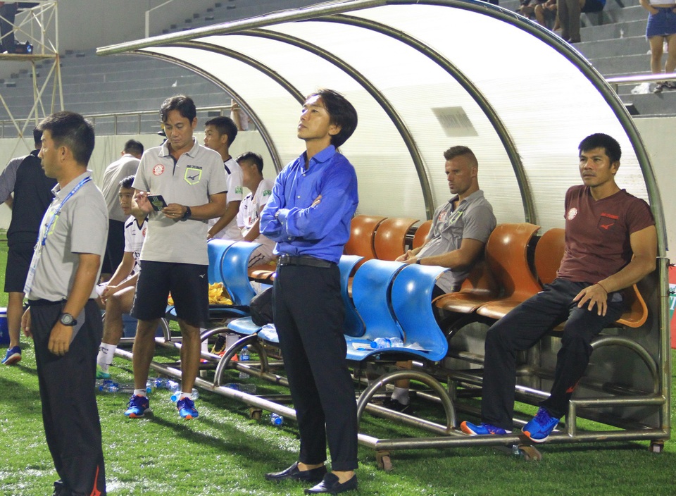 
HLV Toshiya đứng bất lực sau trận đấu. 
