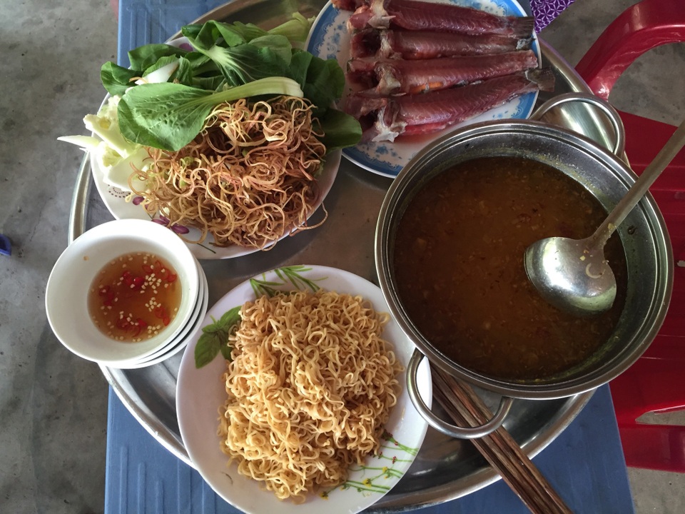 Chiêu bẫy cá thòi lòi bằng chai nhựa thú vị của ngư dân Sài Gòn - 16 Cá thòi lòi lột da nấu lẩu