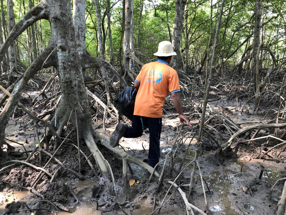 Chiêu bẫy cá thòi lòi bằng chai nhựa thú vị của ngư dân Sài Gòn - 6 Anh Hận di chuyển rất nhanh trong rừng để tìm hang và đặt bẫy