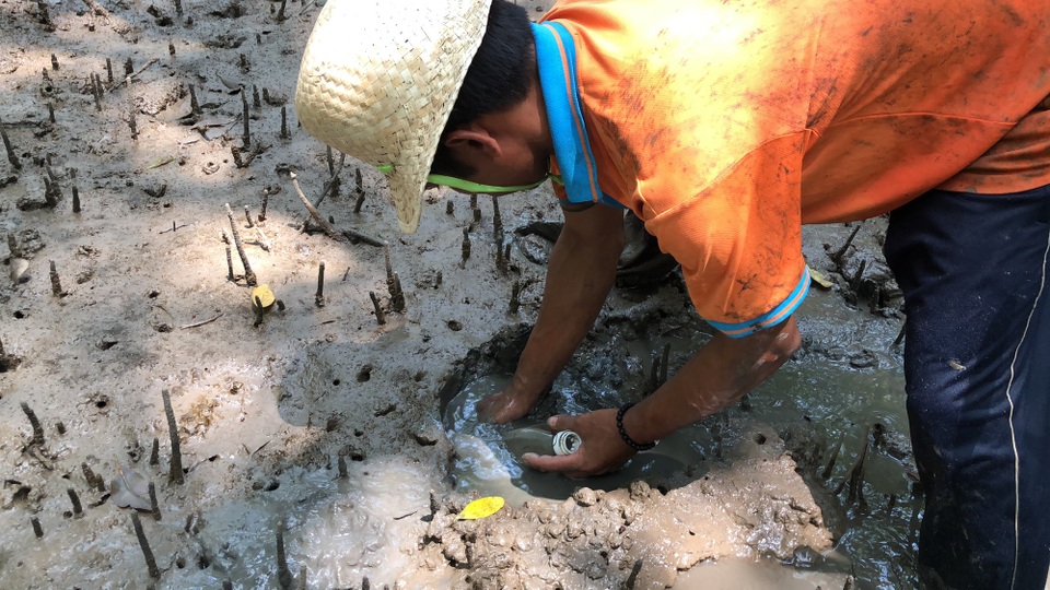 Chiêu bẫy cá thòi lòi bằng chai nhựa thú vị của ngư dân Sài Gòn - 3 Anh Phan Văn Hận đang đặt bẫy tại hang cá thòi lòi