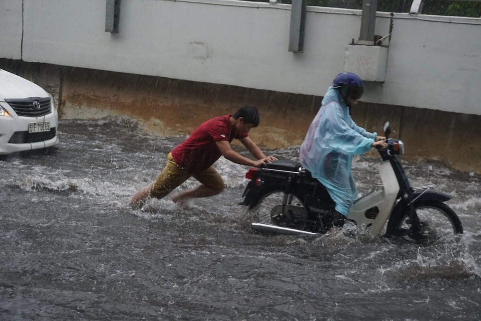 Để dân lấp cống xây nhà rồi thành phố lại tốn tiền bồi thường? - 3 Đường Nguyễn Hữu Cảnh bị ngập do hệ thống cống thoát nước xuống cấp