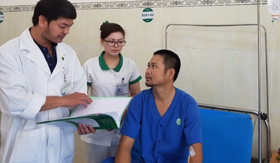 Hiệp sĩ bị đâm gục khi can đánh nhau đã qua cơn nguy kịch - 1 Anh Hoa may mắn được bác sĩ phẫu thuật giúp qua cơn nguy kịch sau khi bị đâm một nhát chí mạng