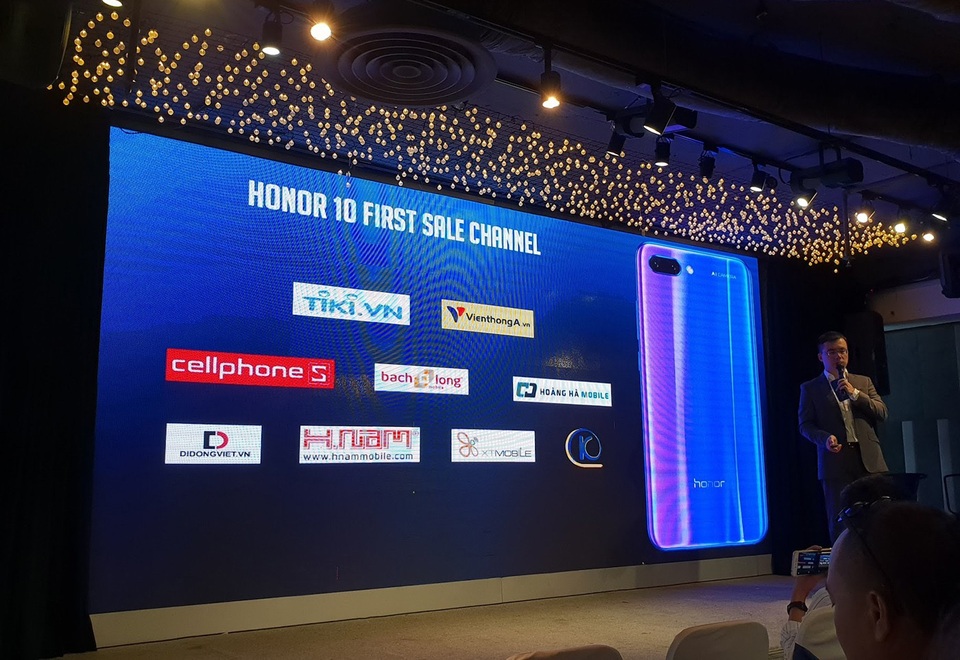 Đại diện Honor giới thiệu Honor 10 tại Việt Nam
