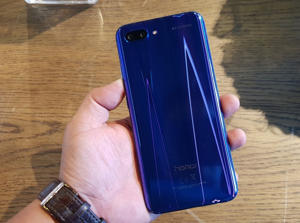 Đánh giá Honor 10, smartphone 10 triệu đồng với cấu hình mạnh - 4 Đánh giá Honor 10, smartphone 10 triệu đồng với cấu hình mạnh - 4