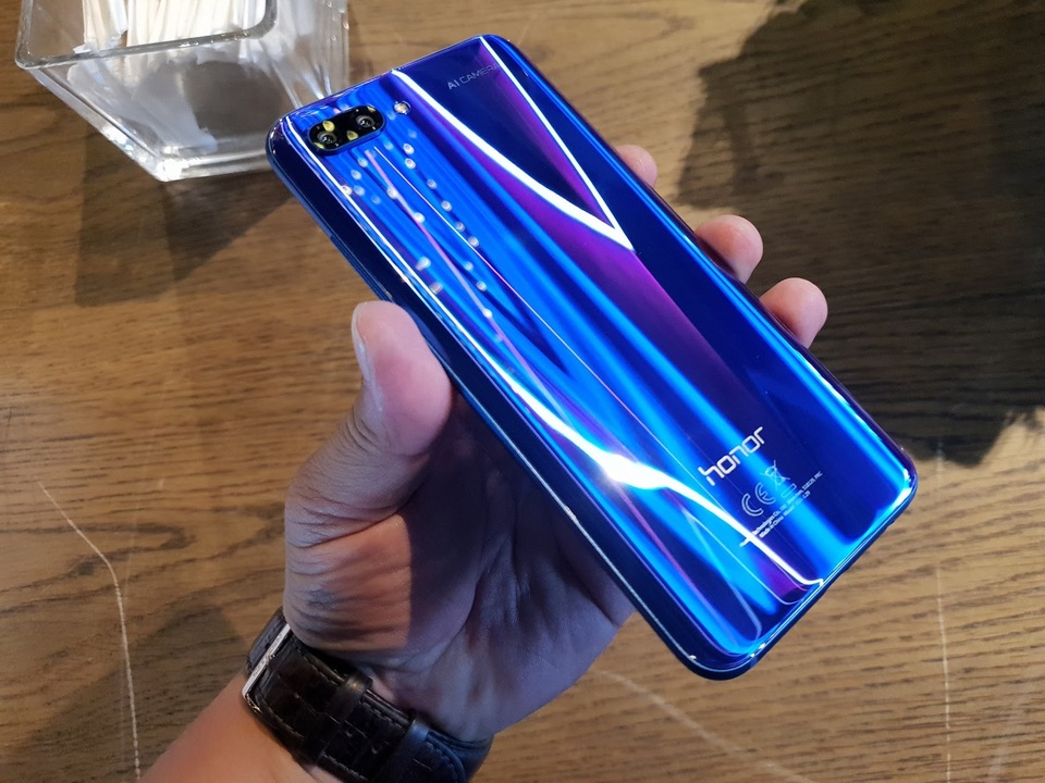 Đánh giá Honor 10, smartphone 10 triệu đồng với cấu hình mạnh - 1 Đánh giá Honor 10, smartphone 10 triệu đồng với cấu hình mạnh - 1