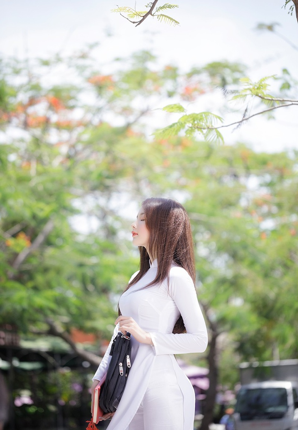 "Hot girl ảnh thẻ" Hương Lê diện áo dài trắng nhớ thuở học trò - 4 Dù đã tốt nghiệp đại học nhưng với khuôn mặt trẻ thơ không tuổi, Hương Lê trông không khác gì một nữ sinh cấp 3