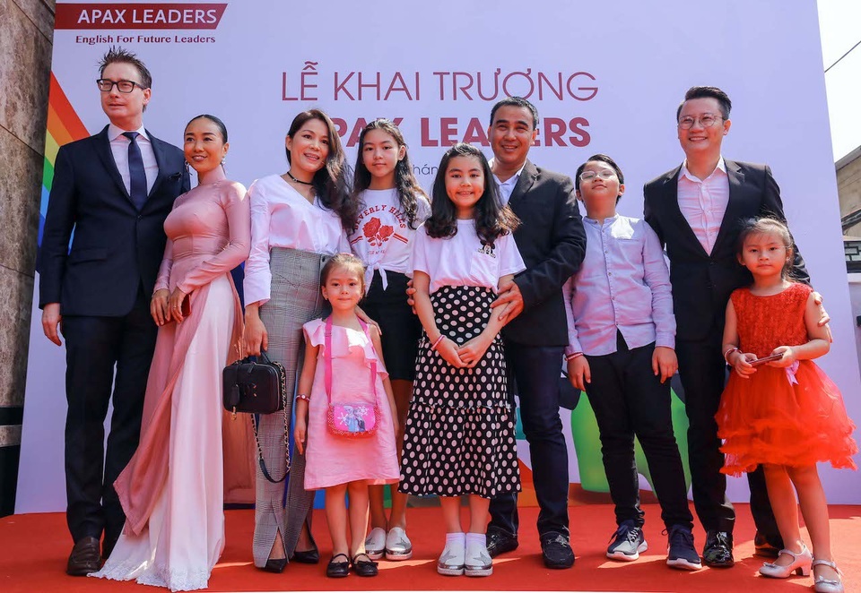 Nơi dạy tiếng Anh theo tâm thế dẫn đầu - 2 Các nghệ sỹ Quyền Linh, Đoan Trang, Hoàng Bách cho con học tại Apax Leaders