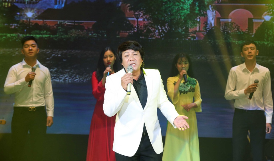 “Quà tháng 5 dâng Người” mang đến những cảm xúc sâu lắng - 1