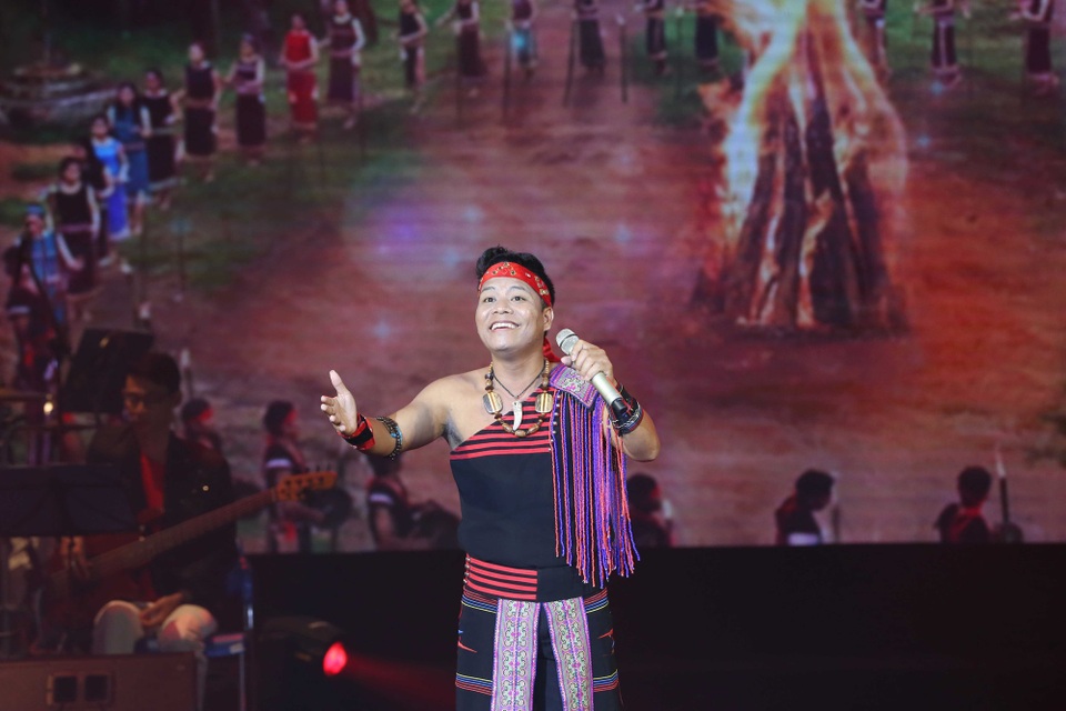 Tình yêu của những người con đất Việt hướng về Bác Hồ kính yêu thiết tha trong từng khúc hát.