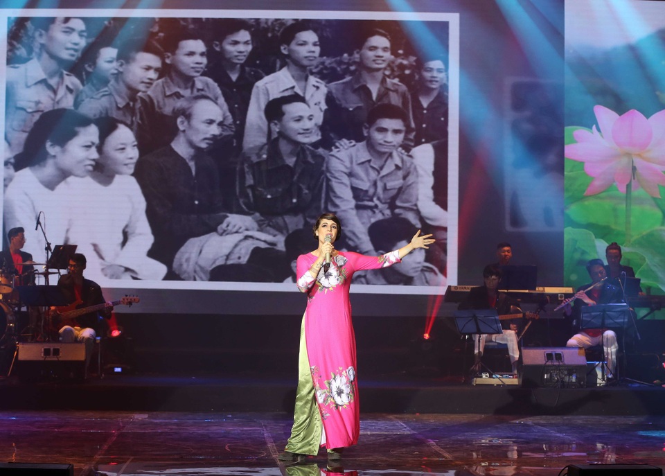 Ca sĩ người Mỹ mặc áo dài Việt Nam hát về Bác Hồ.