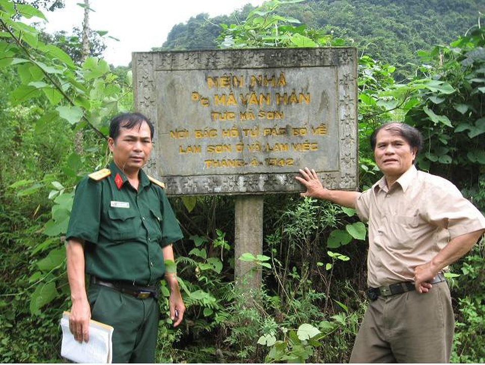 Những điều thú vị về hành trình tìm lại bản thảo gốc “Nhật ký trong tù” - 1
Nhà văn Hoàng Quảng Uyên (bên phải) chụp tại nơi Bác Hồ từ Pắc Bó về Lam Sơn làm việc tháng 4/1942. Ảnh: NVCC.