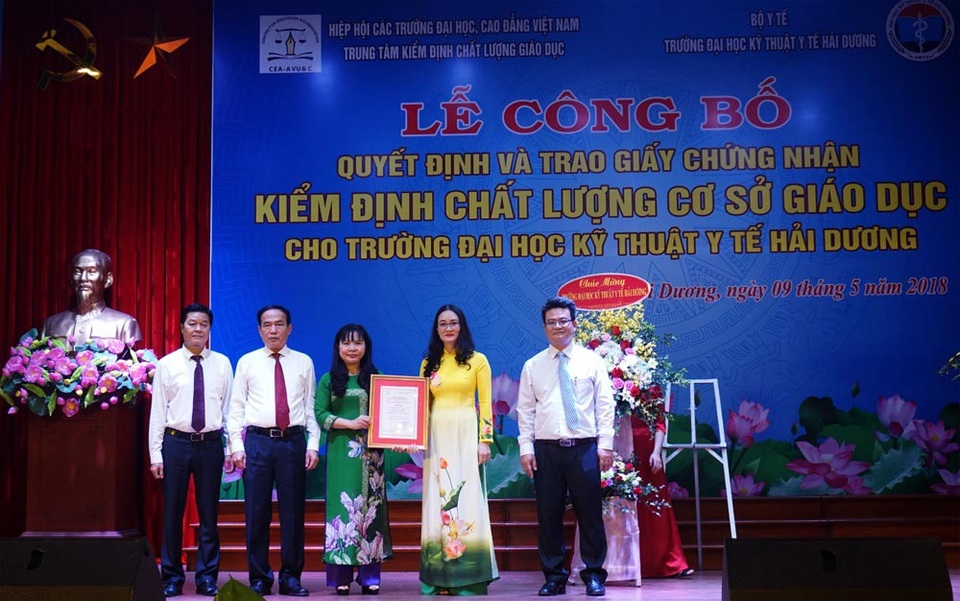 Trường ĐH Kỹ thuật Y tế Hải Dương thông báo ngưỡng đầu vào hệ đại học chính quy năm 2018 - 2 PGS.TS Nguyễn Phương Nga (áo xanh) – Giám đốc Trung tâm Kiểm định chất lượng giáo dục – Hiệp hội các Trường đại học, cao đẳng Việt Nam đã trao quyết định và giấy chứng nhận kiểm định chất lượng cơ sở giáo dục cho Trường Đại học Kỹ thuật Y tế Hải Dương. Tiến sĩ Đinh Thị Diệu Hằng (áo vàng) – Hiệu trưởng Trường Đại học kỹ thuật y tế Hải Dương vinh dự lên đón nhận.