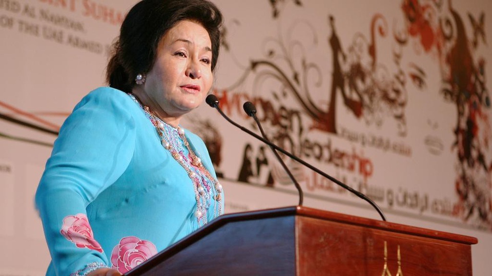 Lối sống xa hoa, "vung tiền như nước" của vợ cựu Thủ tướng Malaysia - 3
Bà Rosmah bắt đầu lối sống xa hoa kể từ khi ông Najib nhậm chức Thủ tướng Malaysia năm 2009. (Ảnh: Malaysiakini)