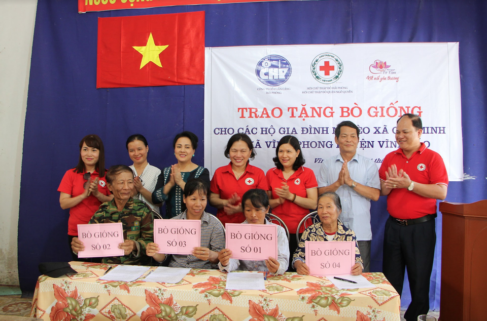 Thiện nguyện Từ Tâm và hành trình theo chân Bác - 1 Lễ trao bò giống cho 04 hộ gia đình có hoàn cảnh khó khăn tại xã Cao Minh
