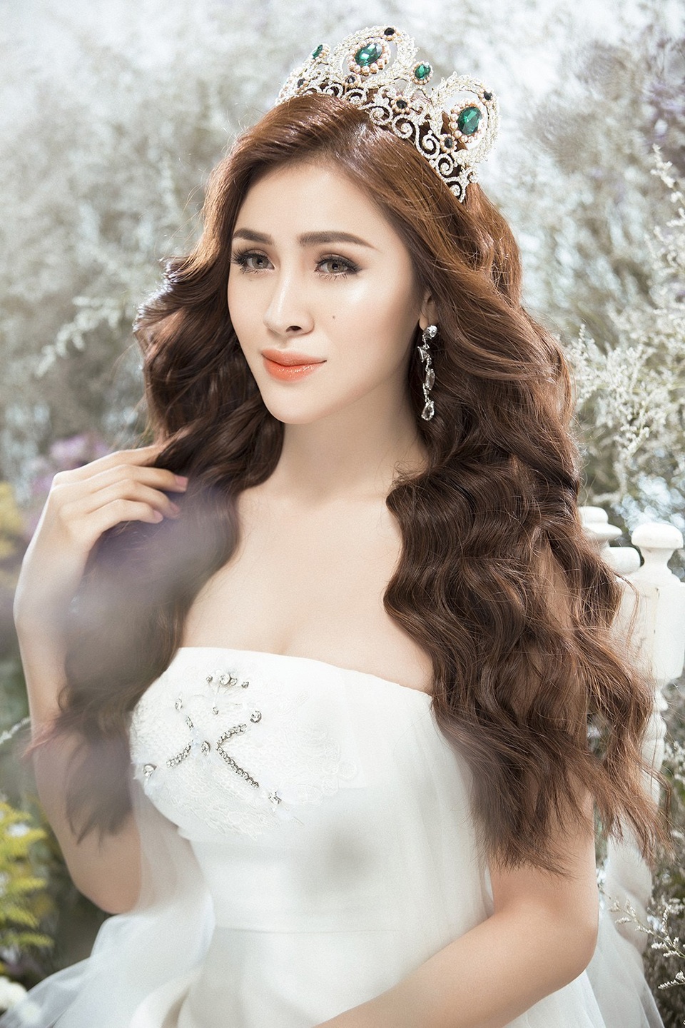 Á hậu Thư Dung gợi cảm trong trang phục xuyên thấu - 1 Sở hữu ngoại hình mong manh, nữ tính cùng làn da trắng sứ, Thư Dung dễ mang lại cảm giác yếu đuối trong mắt người đối diện.