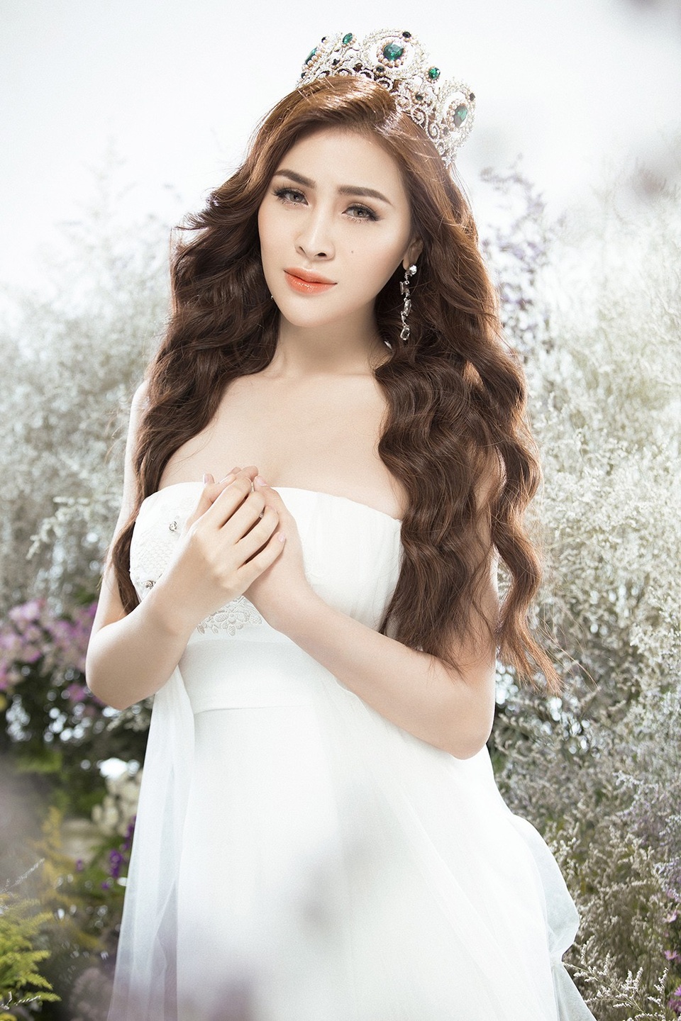 Á hậu Thư Dung gợi cảm trong trang phục xuyên thấu - 2 Tuy vậy, nhìn vào chặng đường và những thành tích mà Thư Dung gặt hái được người ta mới công nhận bản lĩnh của cô nàng tưởng chừng “bánh bèo” yếu đuối này.