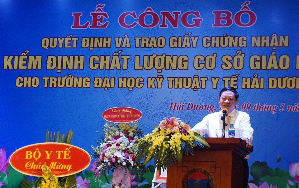 Trường ĐH Kỹ thuật Y tế Hải Dương thông báo ngưỡng đầu vào hệ đại học chính quy năm 2018 - 4 Thứ trưởng Thường trực Bộ Y tế phát biểu tại buổi lễ.