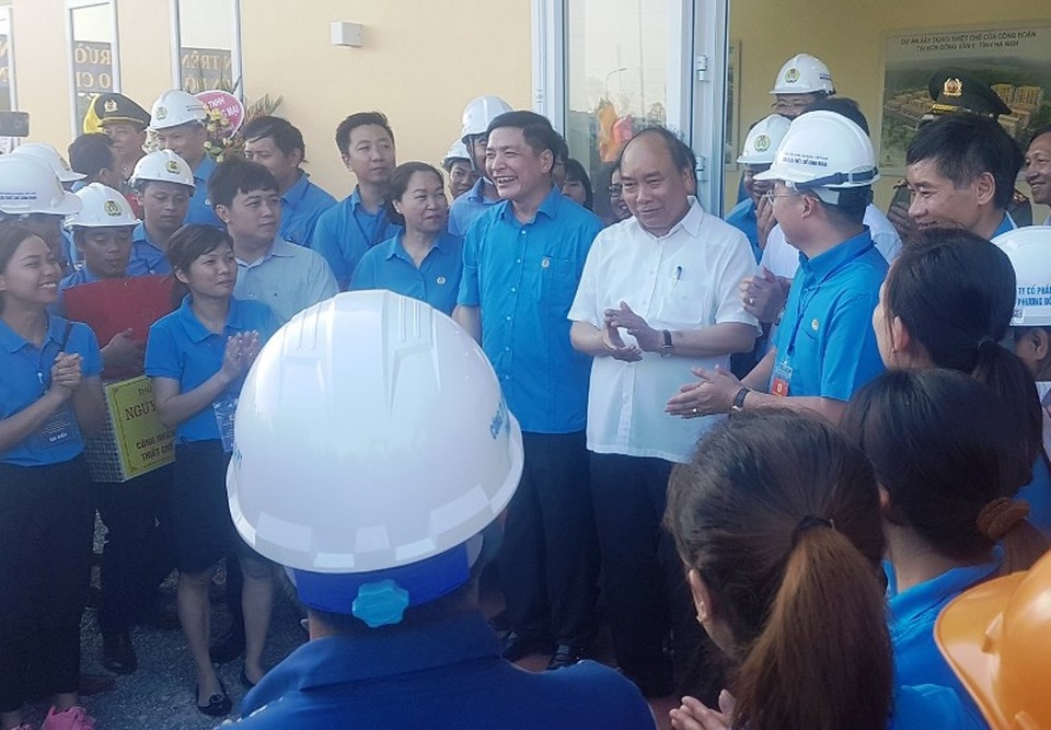 Thủ tướng kiểm tra thiết chế Công đoàn và thăm hỏi công nhân tại Hà Nam - 1 Thủ tướng Nguyễn Xuân Phúc hỏi thăm tình hình lao động sản xuất và tặng quà cho các công nhân trên công trường thiết chế công đoàn Hà Nam