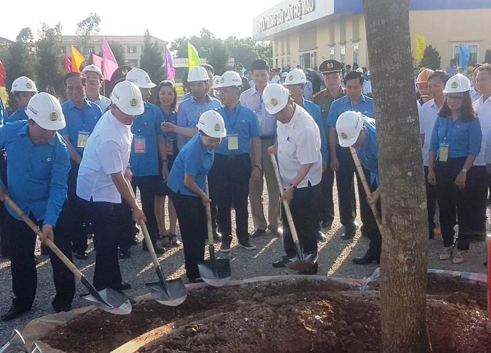 Thủ tướng kiểm tra thiết chế Công đoàn và thăm hỏi công nhân tại Hà Nam - 2 Thủ tướng Nguyễn Xuân Phúc trồng cây lưu niệm tại khu thiết chế Công đoàn Hà Nam