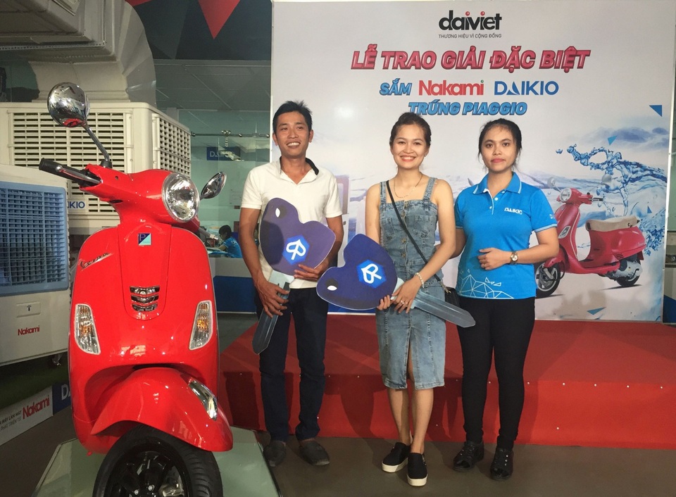 Đại Việt trao thưởng xe Piaggio cho khách hàng may mắn mua máy làm mát - 1 Đại diện công ty Đại Việt trao thưởng cho khách hàng may mắn