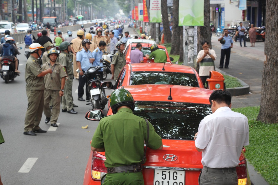 Xử phạt ô tô gắn biển “BCA” chiếm vỉa hè - 2 Nhiều ô tô bị lập biên bản xử phạt vì đậu sai quy định