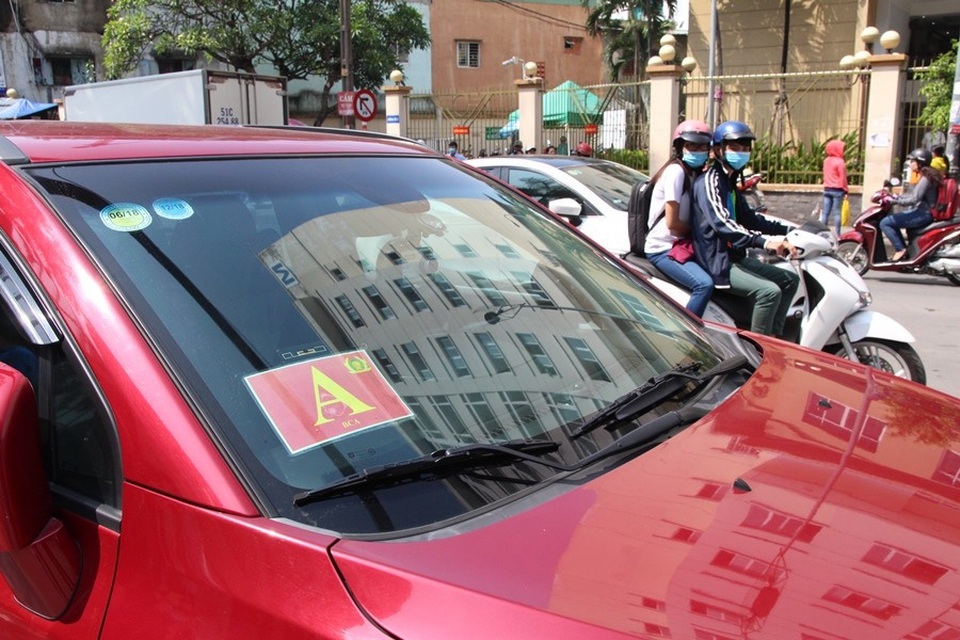Xử phạt ô tô gắn biển “BCA” chiếm vỉa hè - 4
Ô tô gắn biển có dòng chữ BCA bị xử phạt