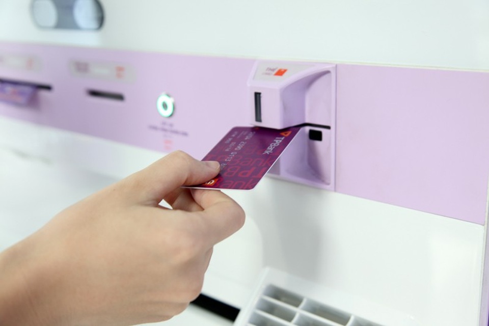 Lần đầu tiên khách hàng có thể nhận thẻ ATM vài phút ngay sau khi đăng ký - 1 Lần đầu tiên khách hàng có thể nhận thẻ ATM vài phút ngay sau khi đăng ký - 1