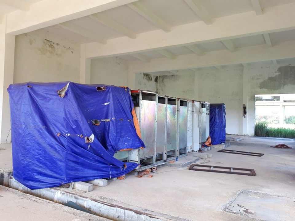 Dự án nghìn tỷ thành... đống sắt vụn khổng lồ! - 8
Chỉ một số ít máy móc được đưa vào nhà bảo quản sơ sài...