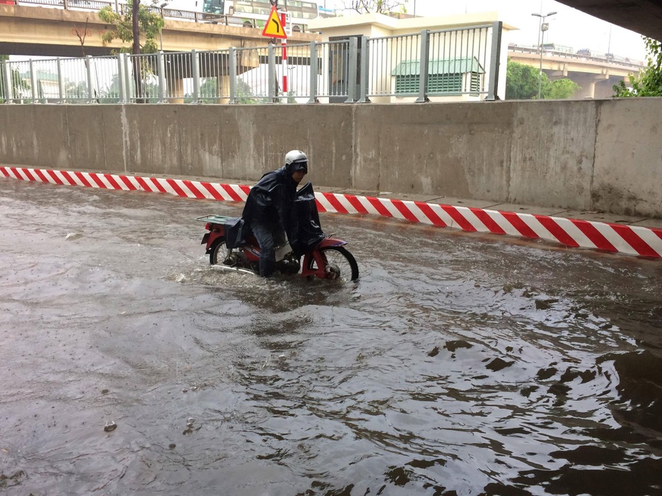 Hầm chui vừa thông xe đã ngập: Do máy bơm gặp sự cố - 2 Thảm cảnh ngập nặng sau cơn mưa đầu mùa ở hầm chui cầu Bình Triệu sáng 2/5