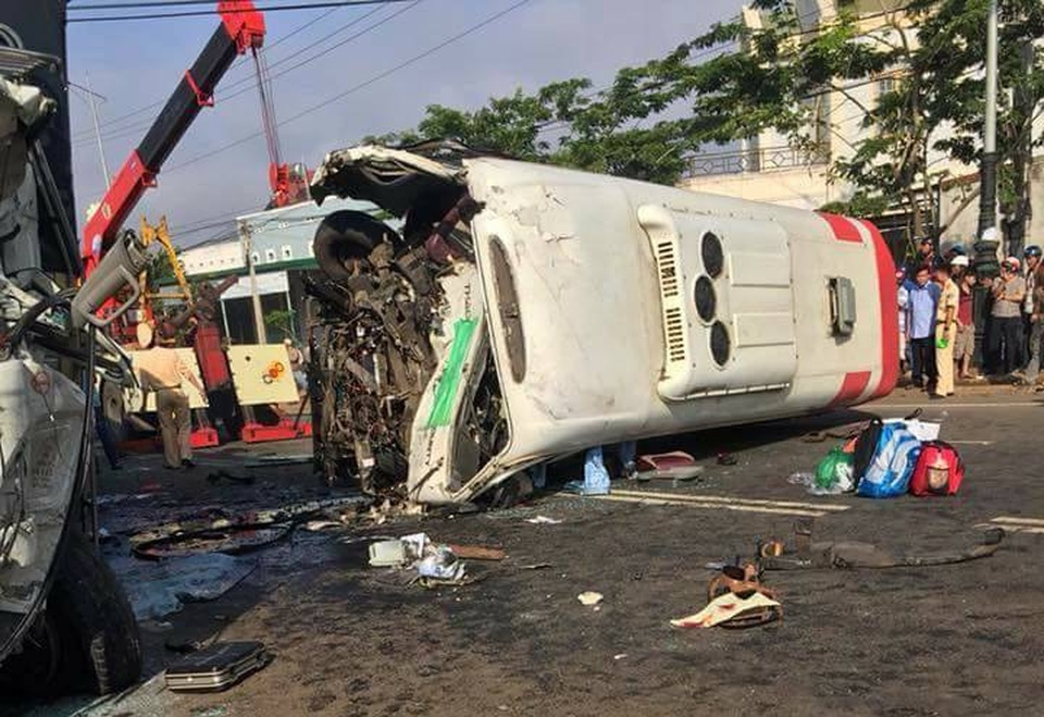 Hai xe tông nhau nát đầu, 1 người tử vong, 10 người nhập viện - 1 Hiện trường vụ tại nạn
