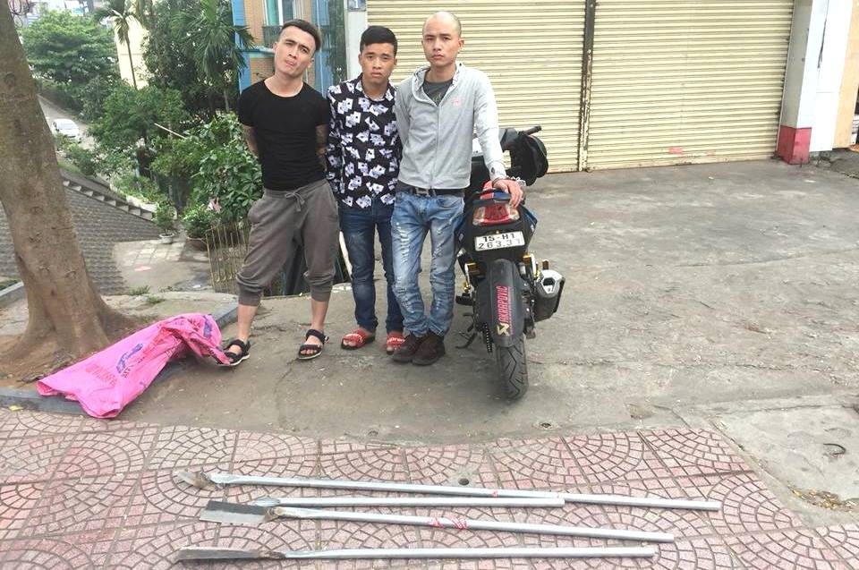 Hà Nội: Ba thanh niên ngông nghênh “bát phố” với 4 cây giáo - 1 Ba thanh niên mang theo 4 cây mã tấu, giáo tự chế bị cảnh sát khống chế.