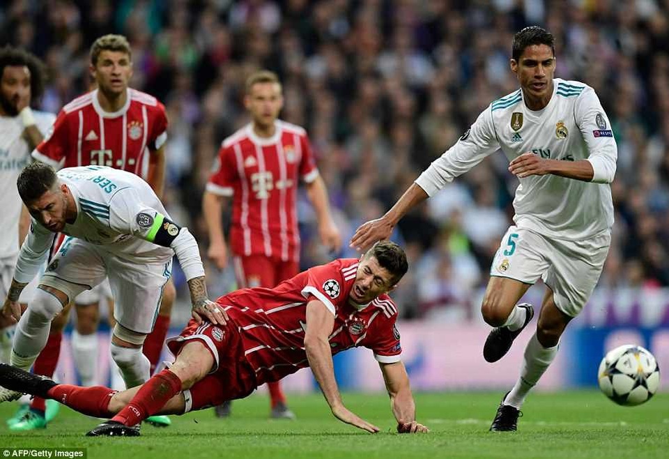 Trọng tài “giúp” Real Madrid thoát hai quả phạt đền trước Bayern Munich - 2 Tờ AS cho rằng Sergio Ramos đã phạm lỗi với Lewandowski trong vòng cấm ở phút 52