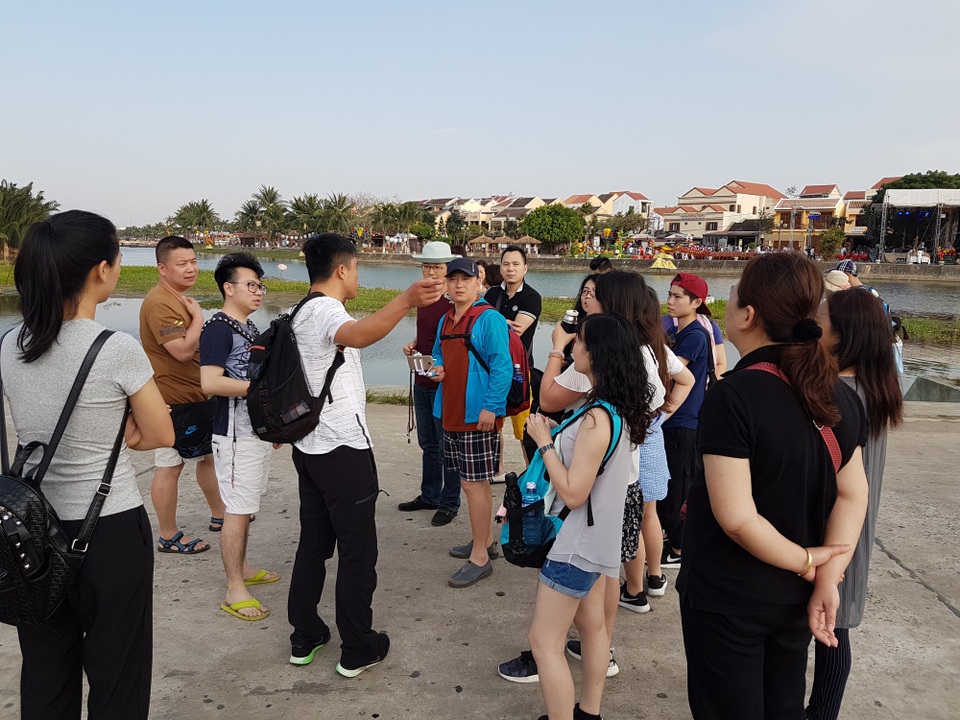 Du khách đến Hội An tham quan, vui chơi dịp lễ