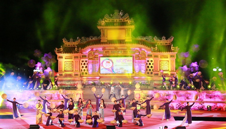 Hoa hậu Đỗ Mỹ Linh cùng dàn người đẹp bừng sáng trong đêm áo dài “Huế Vàng Son” - 3 Màn diễn phụ họa áo dài tím Huế mở màn. Chương trình biểu diễn vào 20h tối 1/5 tại sân khấu Bia Quốc Học đường Lê Lợi (TP Huế) với Tổng đạo diễn Nguyễn Lan Vy , Trợ lý Tổng đạo diễn Phan Quý