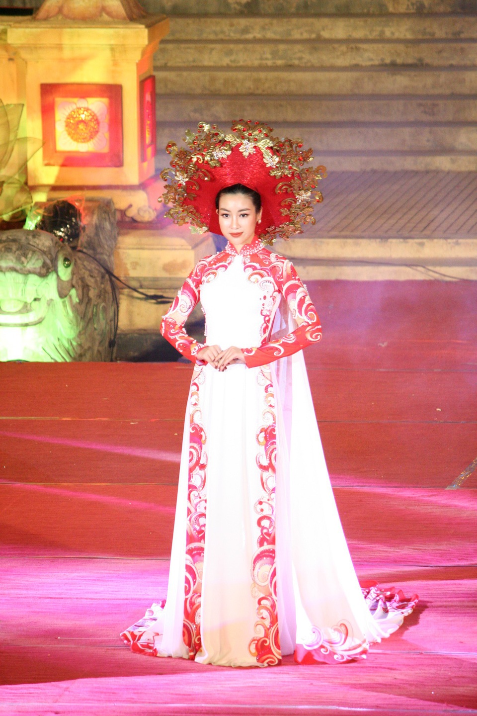 Hoa hậu Đỗ Mỹ Linh cùng dàn người đẹp bừng sáng trong đêm áo dài “Huế Vàng Son” - 11 Sự xuất hiện của Hoa hậu Việt Nam 2016 Đỗ Mỹ Linh