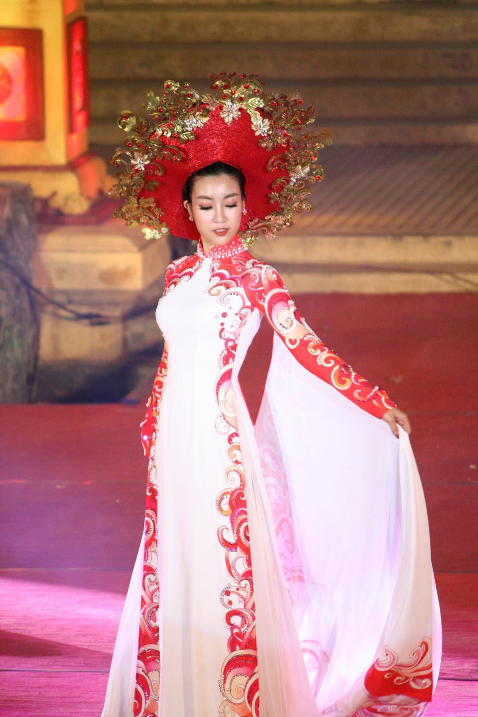Hoa hậu Đỗ Mỹ Linh cùng dàn người đẹp bừng sáng trong đêm áo dài “Huế Vàng Son” - 12 Hoa hậu Mỹ Linh trình diễn trong bộ sưu tập Thuở Vàng Son