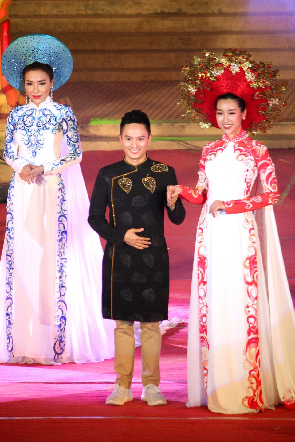 Hoa hậu Đỗ Mỹ Linh cùng dàn người đẹp bừng sáng trong đêm áo dài “Huế Vàng Son” - 13 NTK Ngô Nhật Huy cùng Hoa hậu Việt Nam 2016 Đỗ Mỹ Linh và Á hậu 1 Hoa hậu biển 2016 Nguyễn Đình Khánh Phương