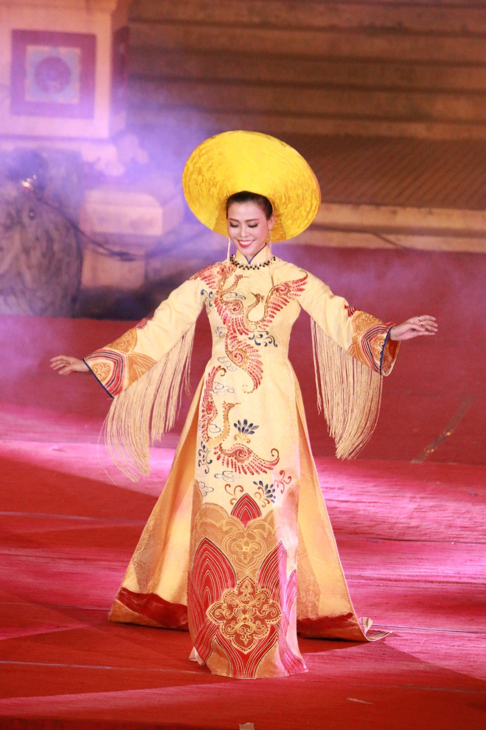 Hoa hậu Đỗ Mỹ Linh cùng dàn người đẹp bừng sáng trong đêm áo dài “Huế Vàng Son” - 15 Với tên gọi Ký ức sắc màu