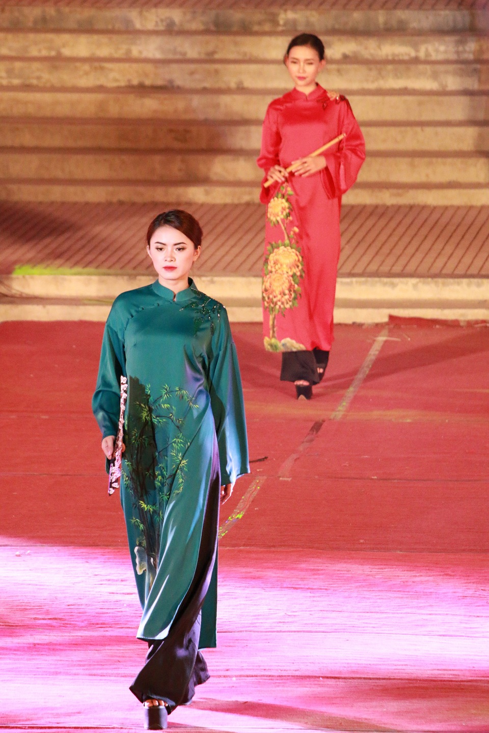 Hoa hậu Đỗ Mỹ Linh cùng dàn người đẹp bừng sáng trong đêm áo dài “Huế Vàng Son” - 17 Những người mẫu với dáng đi chuyên nghiệp trong bộ sưu tập Nét xưa