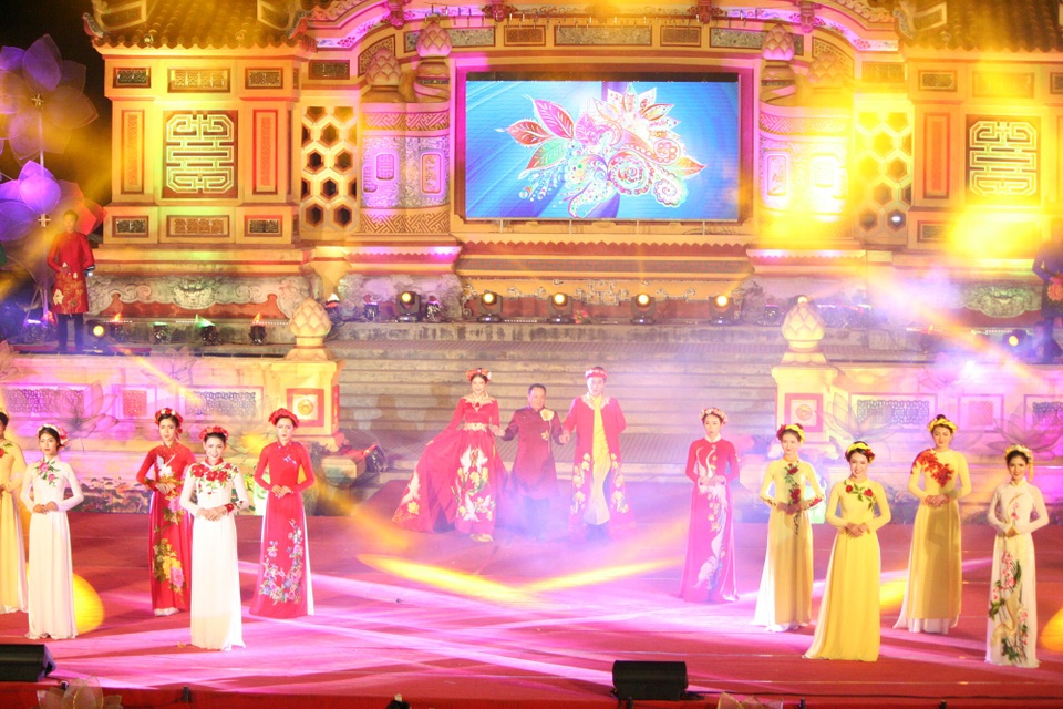 Hoa hậu Đỗ Mỹ Linh cùng dàn người đẹp bừng sáng trong đêm áo dài “Huế Vàng Son” - 19 Các mẫu áo dài của NTK Nguyễn Tuấn